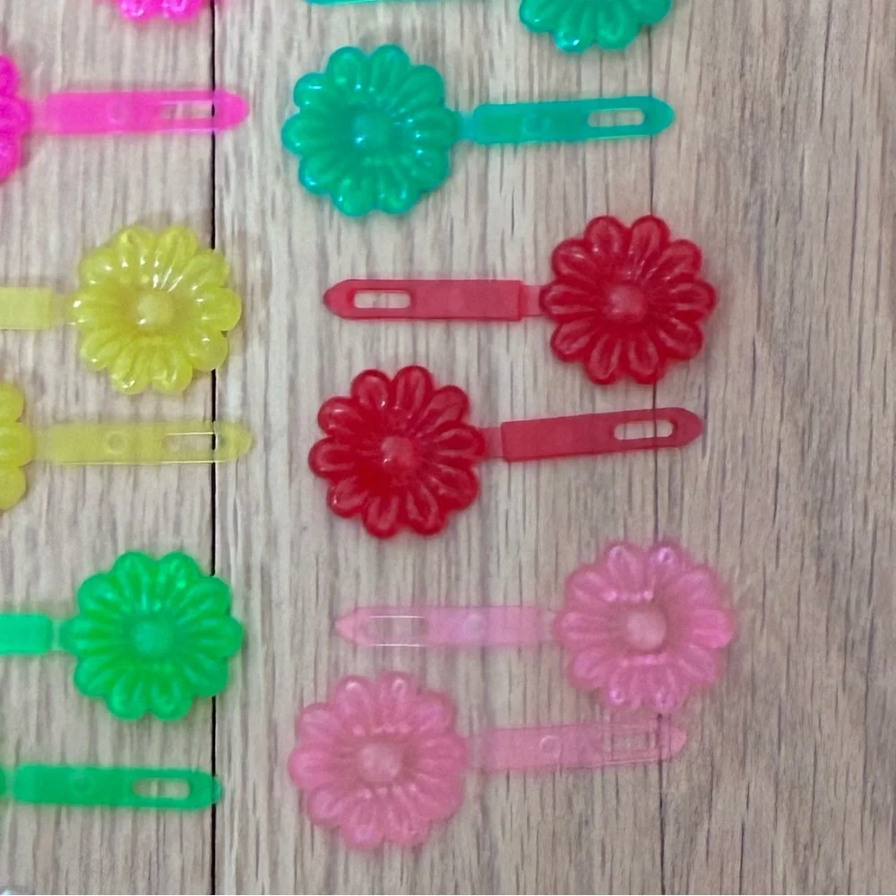 Plastic retro hair barrettes. Set of 20 Snap Close Daisy hair clips. Translucent